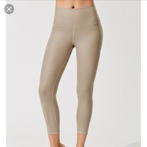 Alo Yoga High Waisted Airbrush Capri Gravel Glossy